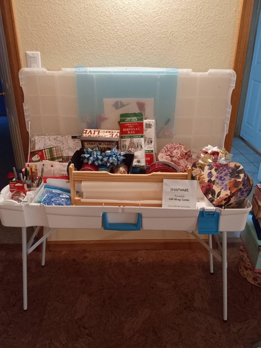LOT 346 SNAPWARE PORTABLE GIFT WRAP CENTER (HD)