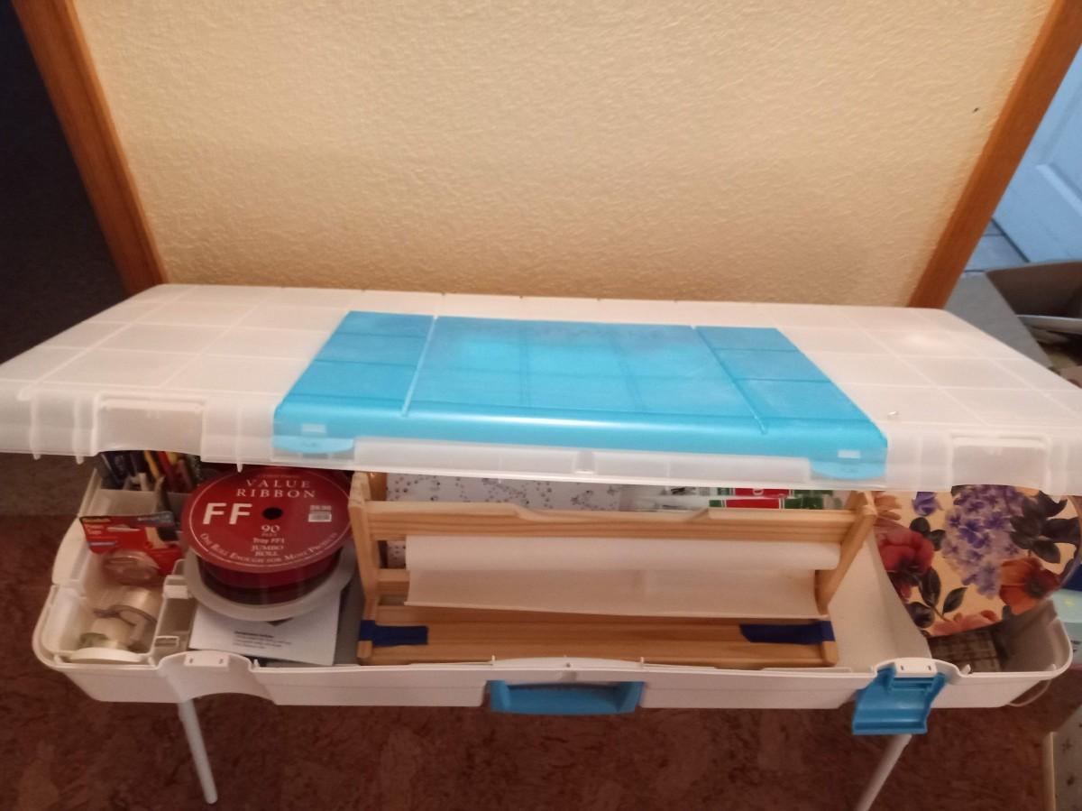 LOT 346 SNAPWARE PORTABLE GIFT WRAP CENTER (HD)