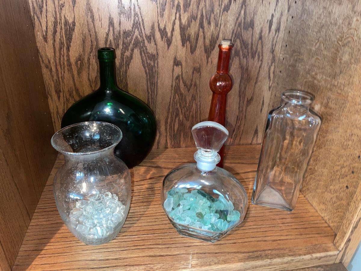 B13-Decor Lot | EstateSales.org