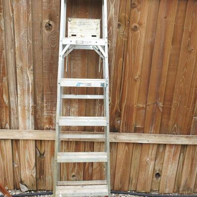 Aluminum step ladder
