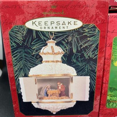 5 Hallmark Keepsake Ornaments - Christmas ðŸŽ„ ðŸŽ… ðŸ¤¶ Themed