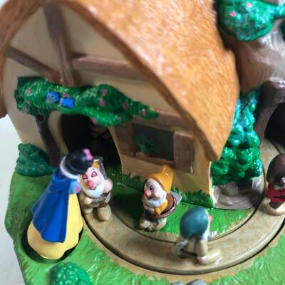 2004  Walt Disney Snow White Hallmark Magic Light  Keepsake Ornament