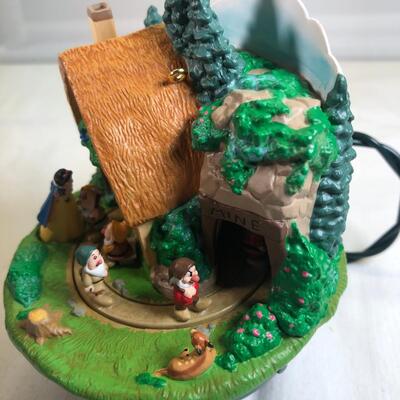 2004  Walt Disney Snow White Hallmark Magic Light  Keepsake Ornament
