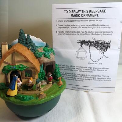 2004  Walt Disney Snow White Hallmark Magic Light  Keepsake Ornament