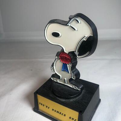 1972 Peanuts SNOOPY HERO AVIVA TROPHY