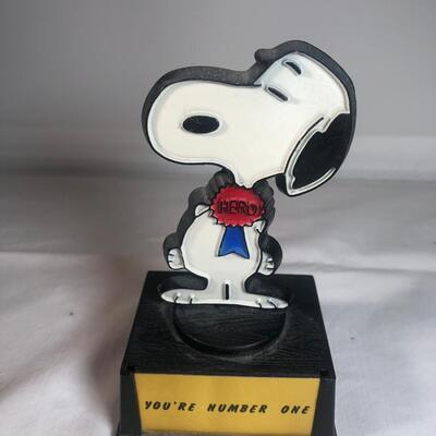 1972 Peanuts SNOOPY HERO AVIVA TROPHY