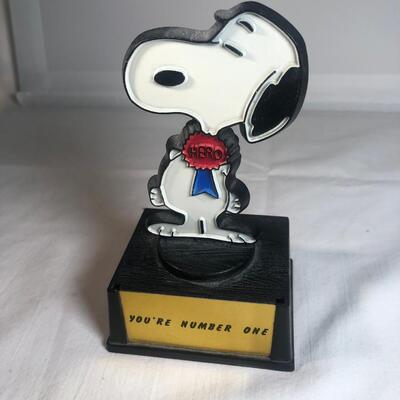 1972 Peanuts SNOOPY HERO AVIVA TROPHY