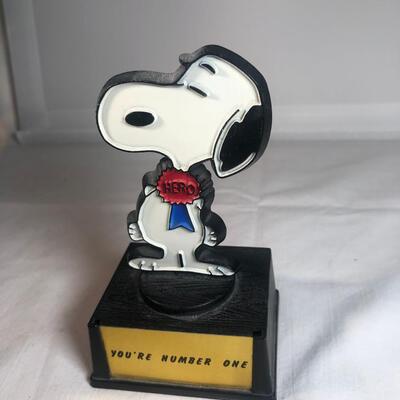 1972 Peanuts SNOOPY HERO AVIVA TROPHY