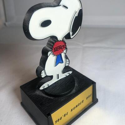 1972 Peanuts SNOOPY HERO AVIVA TROPHY