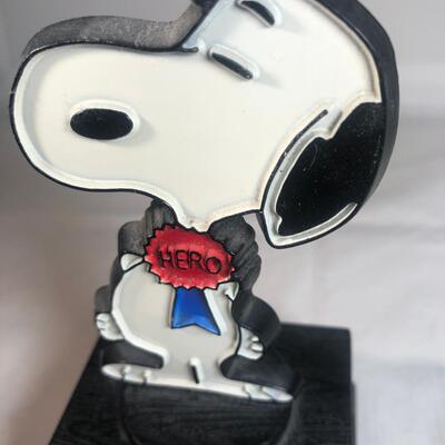 1972 Peanuts SNOOPY HERO AVIVA TROPHY
