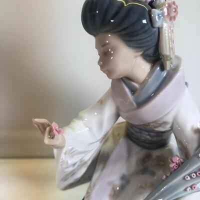 1984 Lladro Daisa Japanese figurine in Kimono with flowers