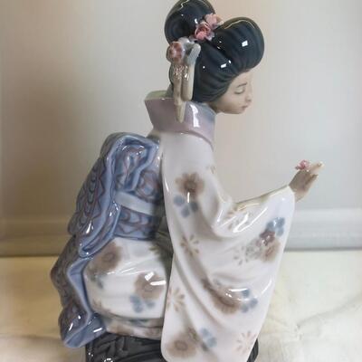 1984 Lladro Daisa Japanese figurine in Kimono with flowers