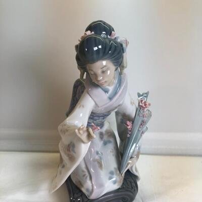 1984 Lladro Daisa Japanese figurine in Kimono with flowers