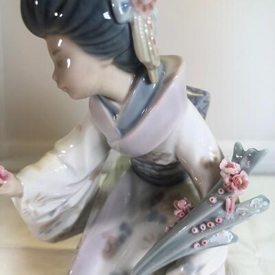 1984 Lladro Daisa Japanese figurine in Kimono with flowers
