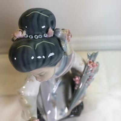 1984 Lladro Daisa Japanese figurine in Kimono with flowers