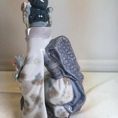 1984 Lladro Daisa Japanese figurine in Kimono with flowers