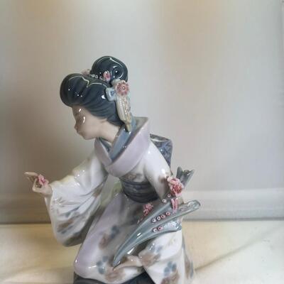 1984 Lladro Daisa Japanese figurine in Kimono with flowers
