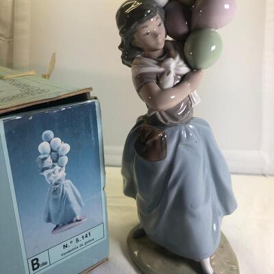 LLADRO #5141 BALLOON SELLER