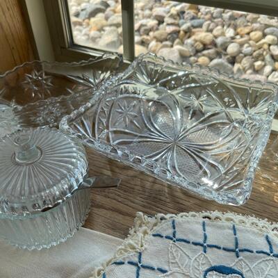 B69-Glassware And Table Linens