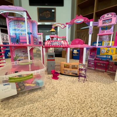 B90-Barbie playhouse and accessories