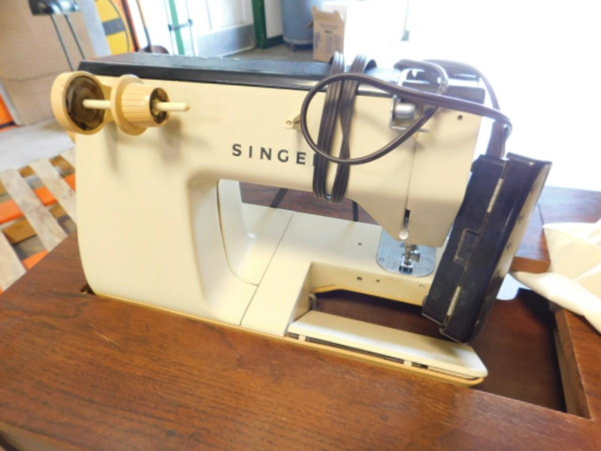Vintage Singer Athena 2000 Electronic Sewing Machine and