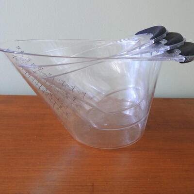 Pampered Chef measuring cups