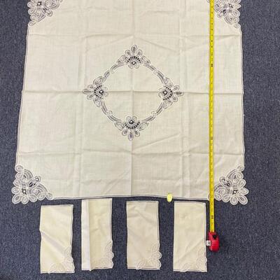 Sq tablecloth and 4 napkins