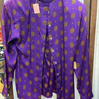 https://www.ebay.com/itm/125415646460	LA9004 Purple patterned button up		Auction
