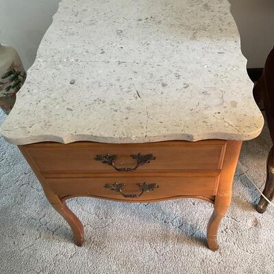 Marble top end table w/crack on top