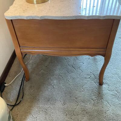 Marble top end table w/crack on top
