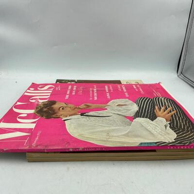 Set of 2 magazines