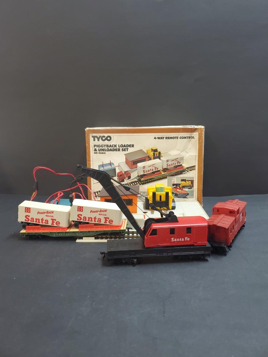 LOT 62G: Vintage TYCO Train Set Piggyback Loader and Unloader ...