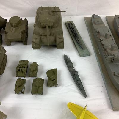 5220 Antique/Vintage Tank & Battleships Figure Toys