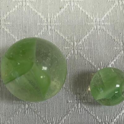 Green cat eyes with bubbles