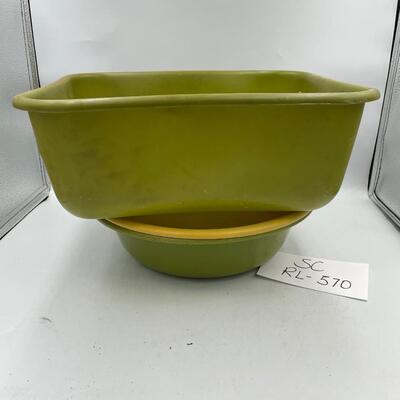 Rubbermaid tub and two bowls