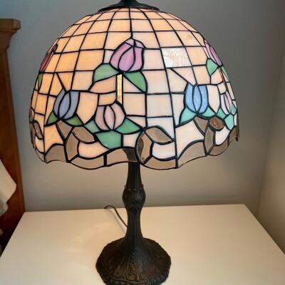 Tiffany Style Table Lamp w/ Roses