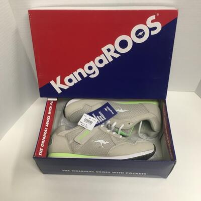 Kangaroos tennis shoes - New size 8