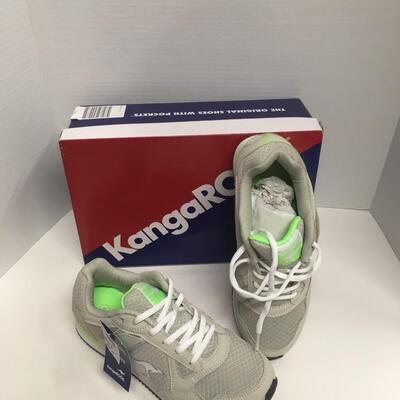Kangaroos tennis shoes - New size 8