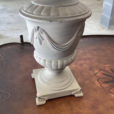 2 decorative lamps with metal bases