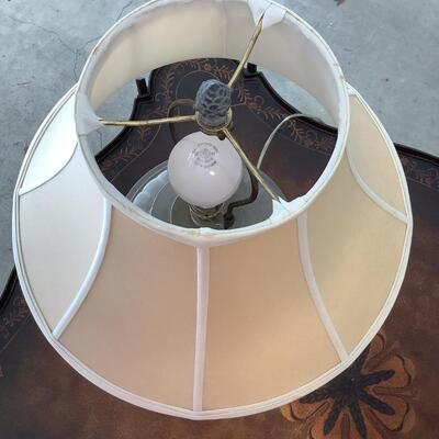 2 decorative lamps with metal bases