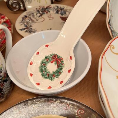 Sets of Christmas dishes, Dinner plates, salad, desserts, bowls