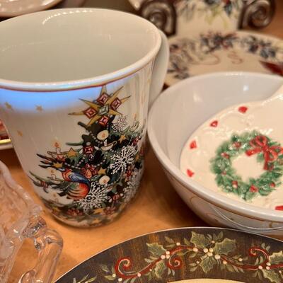 Sets of Christmas dishes, Dinner plates, salad, desserts, bowls