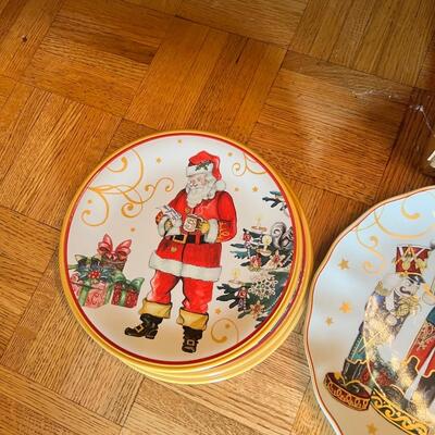 Sets of Christmas dishes, Dinner plates, salad, desserts, bowls