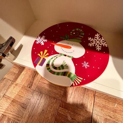 Sets of Christmas dishes, Dinner plates, salad, desserts, bowls