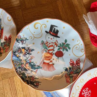 Sets of Christmas dishes, Dinner plates, salad, desserts, bowls