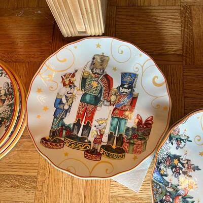 Sets of Christmas dishes, Dinner plates, salad, desserts, bowls