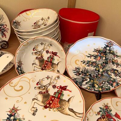 Sets of Christmas dishes, Dinner plates, salad, desserts, bowls