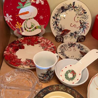 Sets of Christmas dishes, Dinner plates, salad, desserts, bowls