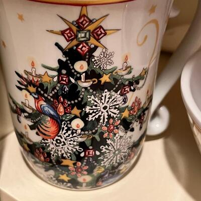 Sets of Christmas dishes, Dinner plates, salad, desserts, bowls