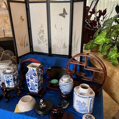 Blue and white ginger jars, stands displays real natural screen